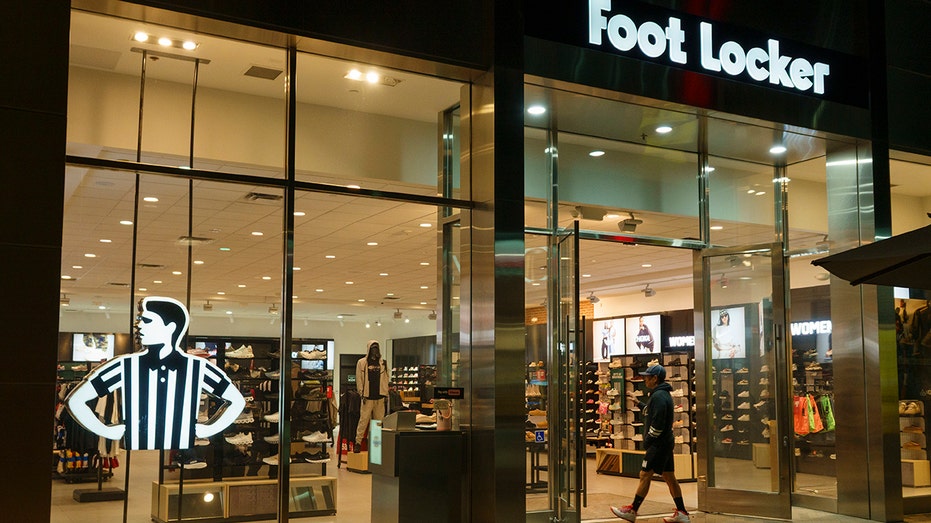 Dick’s Sporting Goods slashes 2026 outlook as consumer demand falls