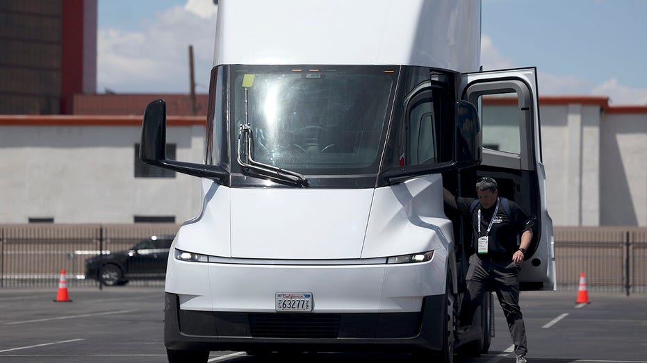 Tesla Semi deliveries begin with PepsiCo and DHL as first customers