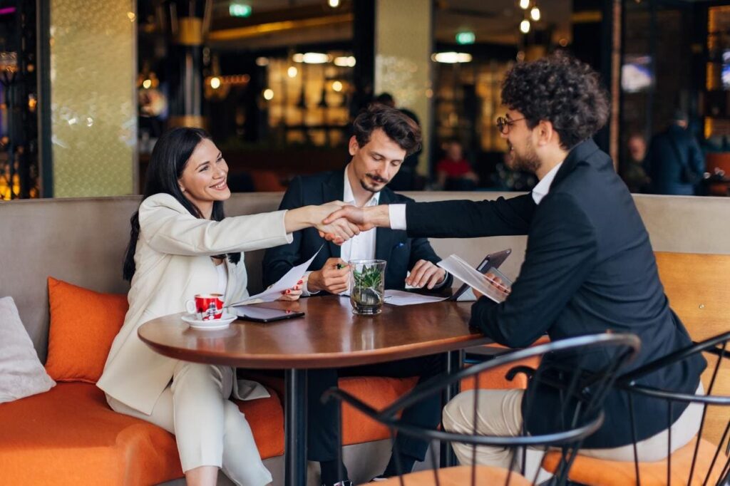 7 Pitch Strategies That Land High-Paying Clients